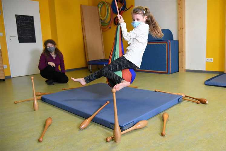 Helfen Sie uns, anderen zu helfen Junges Mädchen bei einer Ergotherapie Stunde